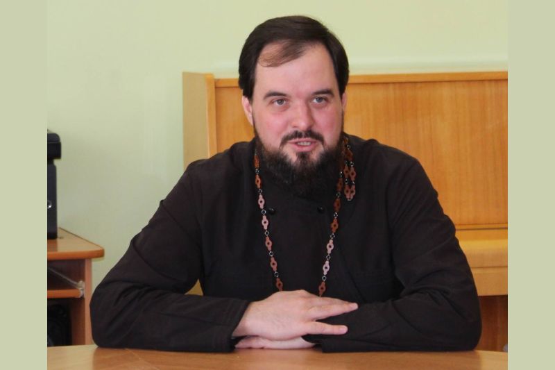 Ключарь Гарнизонный храм Казанской иконы Божией Матери пообщался с молодежью по случаю Дня православной книги