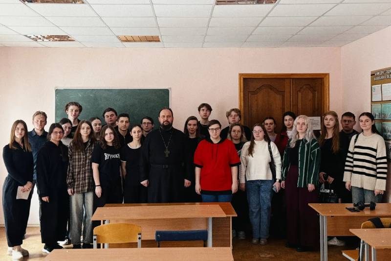 Клирик Богоявленского собора побеседовал со студентами Клирик Богоявленского собора побеседовал со студентами