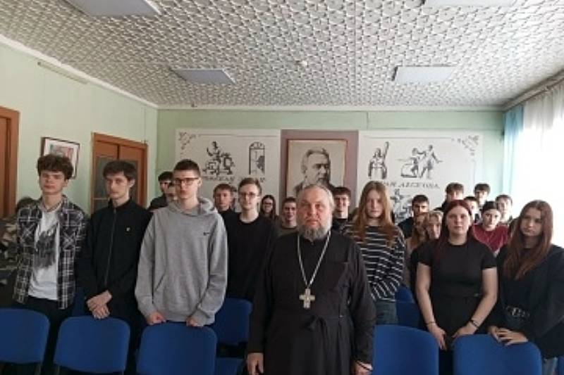 Благочинный Троснянско-Кромского округа поговорил со школьниками о страхе смерти Благочинный Троснянско-Кромского округа поговорил со школьниками о страхе смерти