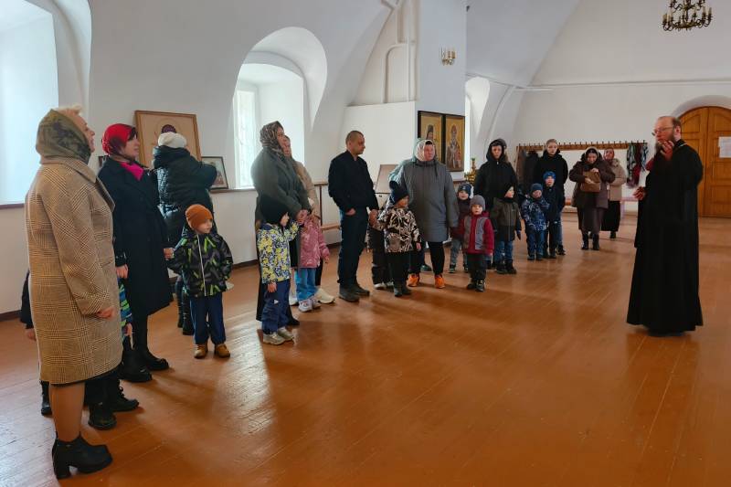 Настоятель Вознесенского храма провел экскурсию для малышей
