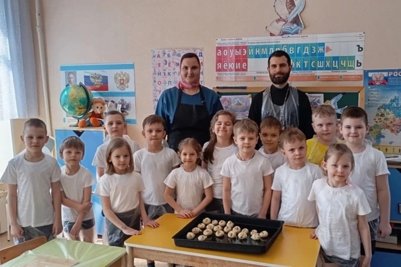 В орловском детском саду лепили «жаворонков» и говорили о традициях праздника «Сороки»