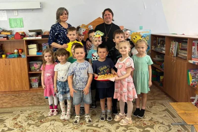 Клирик храма иконы Божией Матери «Знамение» Курская-Коренная побеседовал с дошкольниками Клирик храма иконы Божией Матери «Знамение» Курская-Коренная побеседовал с дошкольниками