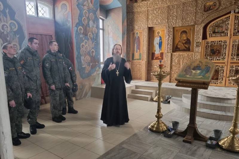 Клирик Свято-Троицкого храма провел экскурсию для военнослужащих Клирик Свято-Троицкого храма провел экскурсию для военнослужащих