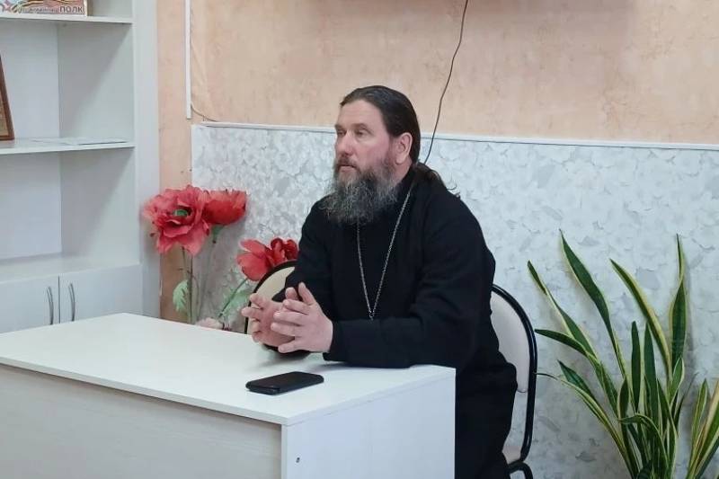 Настоятель Никольского храма посетил социальное учреждение