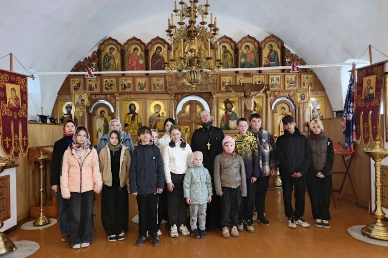 Настоятель храма Вознесения Господня провел экскурсию для школьников