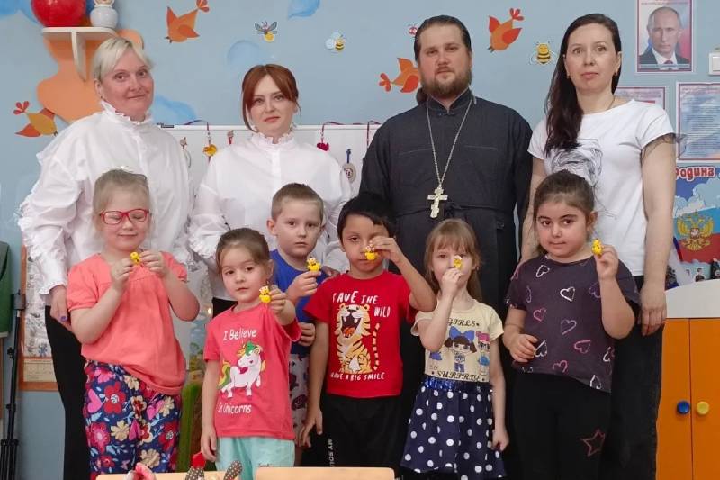 Клирик храма Иверской иконы Божией Матери рассказал дошкольникам о Пасхе Клирик храма Иверской иконы Божией Матери рассказал дошкольникам о Пасхе