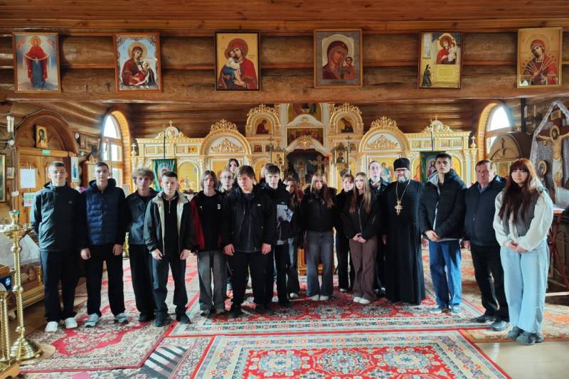 Настоятель Казанского храма провел экскурсии для школьников Настоятель Казанского храма провел экскурсии для школьников