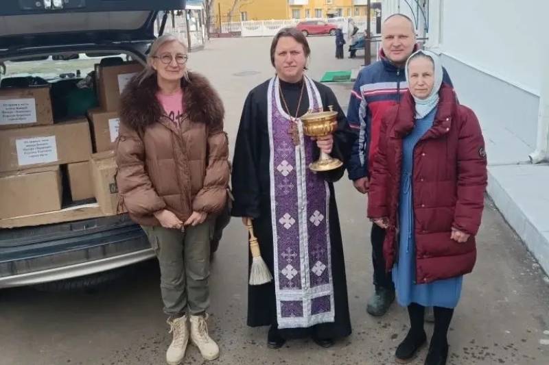 Волонтеры и бойцы поблагодарили приход храма иконы Божией Матери «Знамение» Курская-Коренная Волонтеры и бойцы поблагодарили приход храма иконы Божией Матери «Знамение» Курская-Коренная