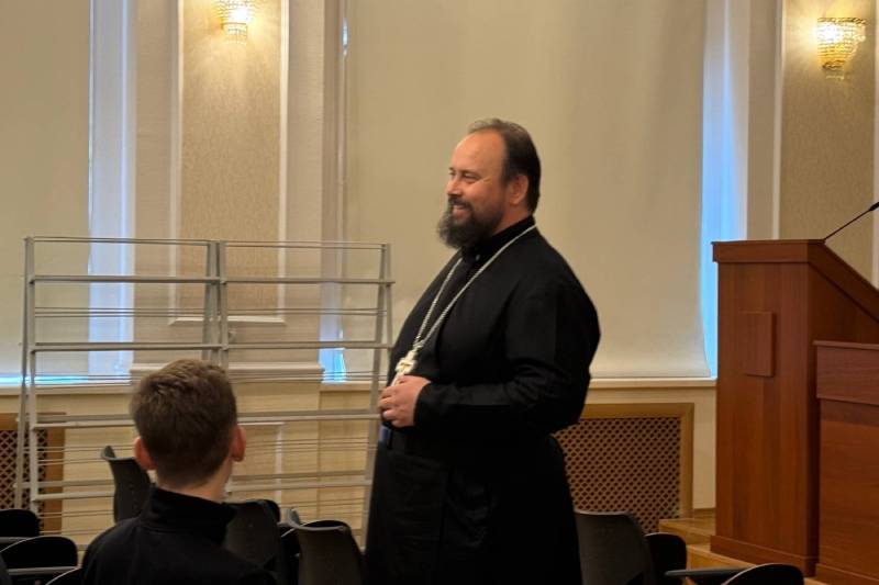 Клирик Богоявленского собора встретился со студентами