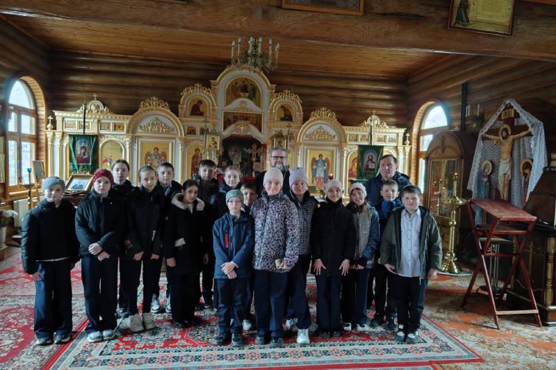 Школьники посетили Казанский храм Школьники посетили Казанский храм
