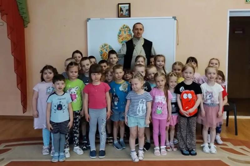 Клирик храма иконы Божией Матери «Знамение» Курская-Коренная пообщался с дошкольниками