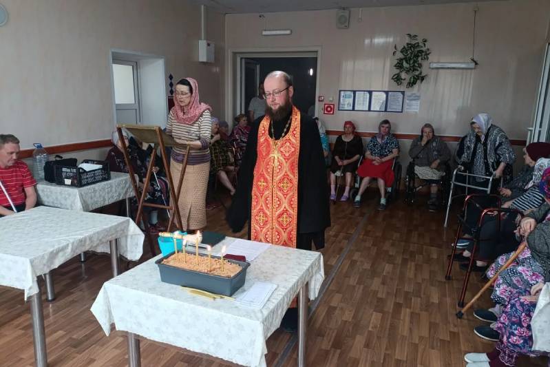 Настоятель Вознесенского храма поздравил пожилых подопечных с Пасхой Христовой Настоятель Вознесенского храма поздравил пожилых подопечных с Пасхой Христовой