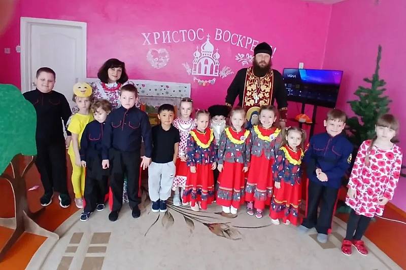 Настоятель Казанского храма поздравил малышей со Светлым Христовым Воскресением