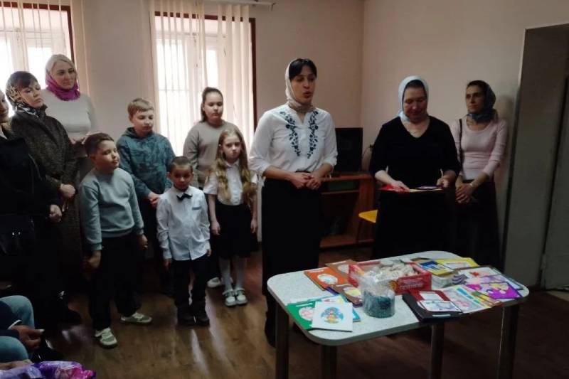 Воспитанники воскресной школы Николо-Песковского храма поздравили подопечных социального учреждения с Пасхой