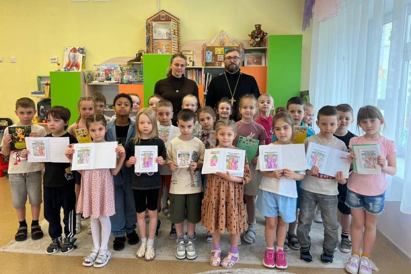 Настоятель храма мучениц Веры, Надежды, Любови и матери их Софии посетил дошкольное учреждение Настоятель храма мучениц Веры, Надежды, Любови и матери их Софии посетил дошкольное учреждение