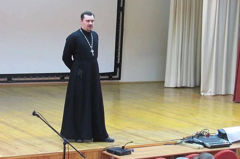 Настоятель храма святого Александра Невского поговорил со школьниками об одиночестве Настоятель храма святого Александра Невского поговорил со школьниками об одиночестве