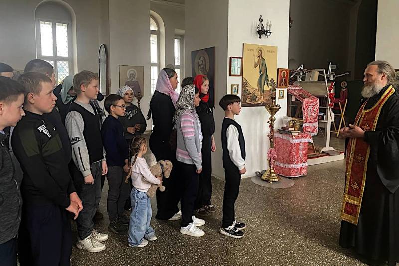 Настоятель Крестовоздвиженского храма провел экскурсию для школьников