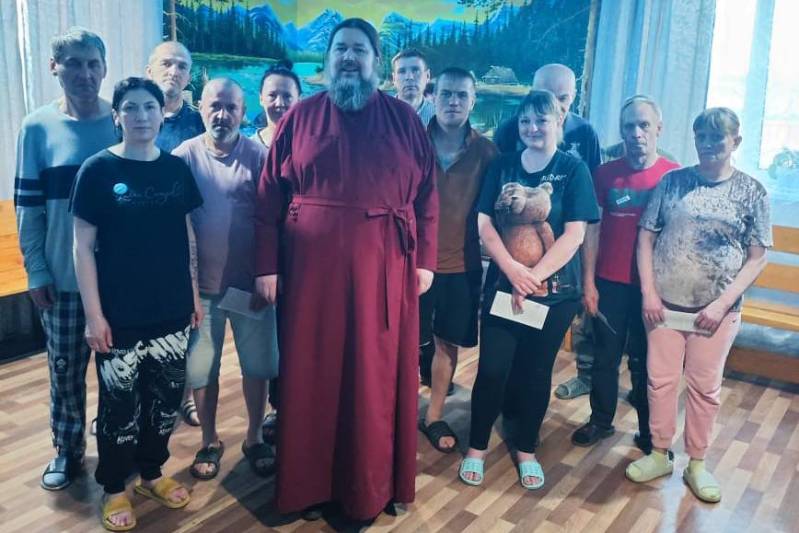 Клирик Николо-Песковского храма посетил Образцовский рабочий дом