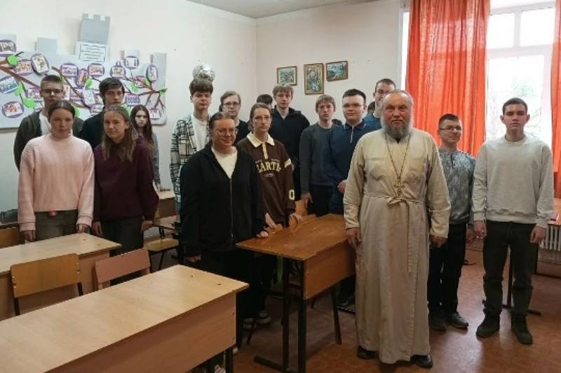 Благочинный Троснянско-Кромского округа рассказал школьникам о христианской любви
