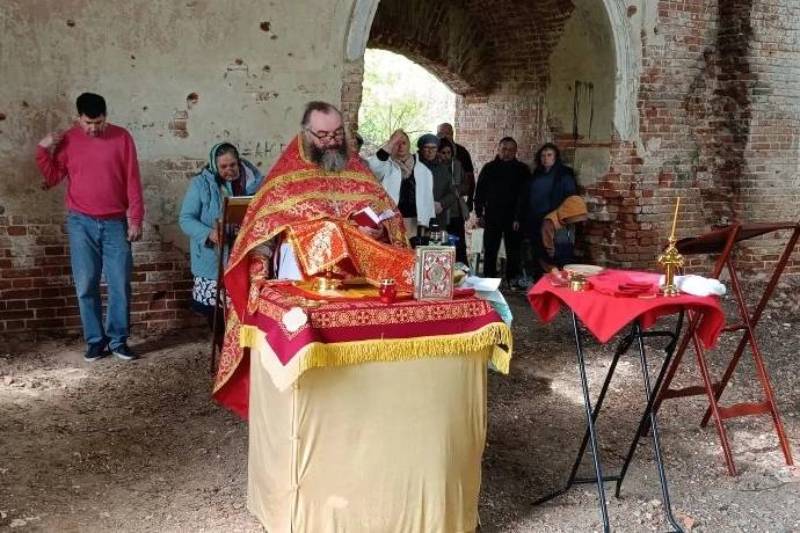 Настоятель Никольского храма совершил Божественную литургию в руинированной церкви