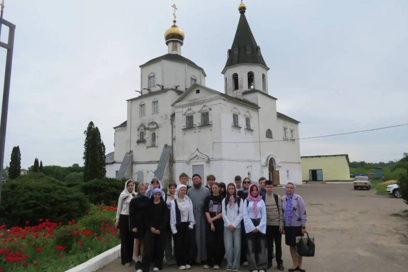 Настоятель Вознесенского храма провел экскурсию для восьмиклассников