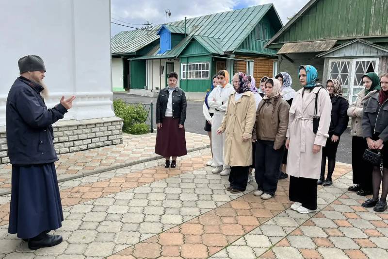 Клирик Свято-Троицкого храма провел экскурсию для выпускников 