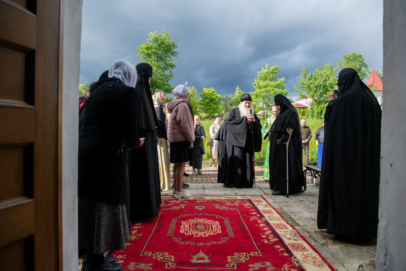 Архиерейское праздничное бдение в канун Пятидесятницы в женском монастыре города Болхова Архиерейское праздничное бдение в канун Пятидесятницы в женском монастыре города Болхова