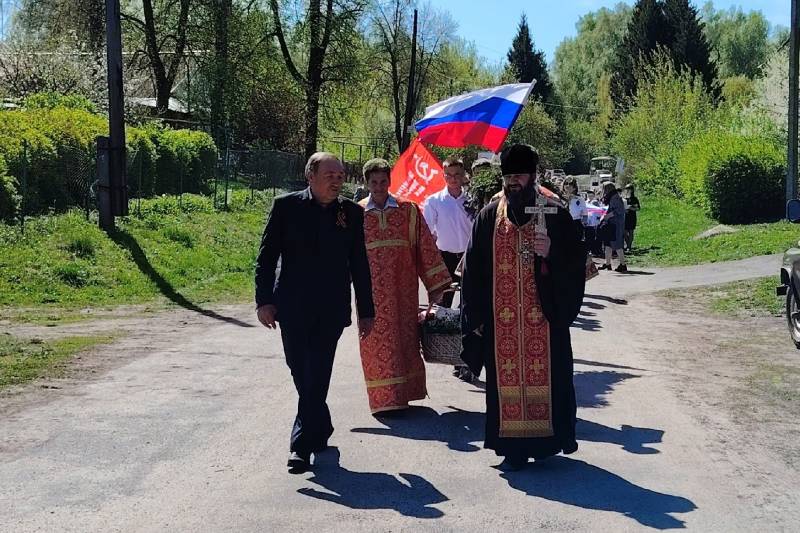 Настоятель храма Тихвинской иконы Божией Матери принял участие в торжественном митинге 