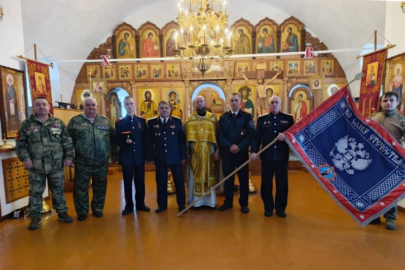 Настоятель храма Вознесения Господня освятил казачье знамя Настоятель храма Вознесения Господня освятил казачье знамя