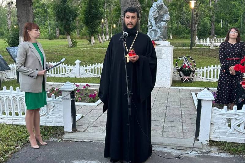 Настоятель Покровского храма принял участие в памятном митинге в День памяти и скорби Настоятель Покровского храма принял участие в памятном митинге в День памяти и скорби