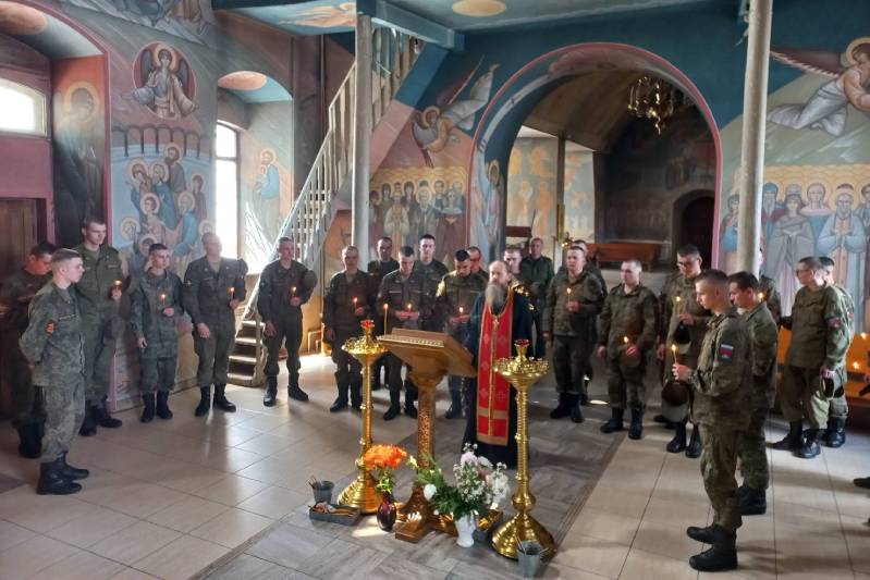 В День памяти и скорби Свято-Троицкий храм посетили военнослужащие В День памяти и скорби Свято-Троицкий храм посетили военнослужащие