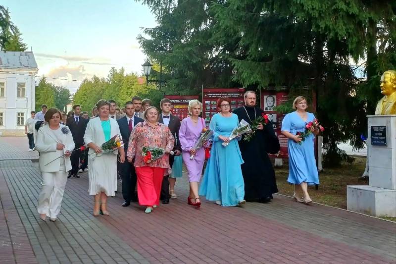 Клирик Свято-Никольского храма благословил выпускников Клирик Свято-Никольского храма благословил выпускников