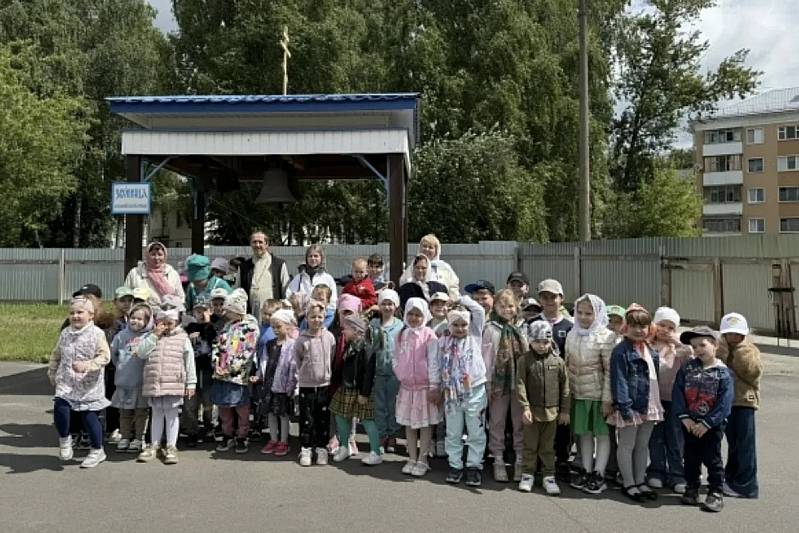 Клирики храма иконы Божией Матери «Знамение» Курская-Коренная пообщались с малышами