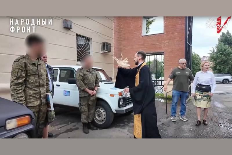 Настоятель храма иконы Божией Матери «Взыскание погибших» освятил автомобили для защитников