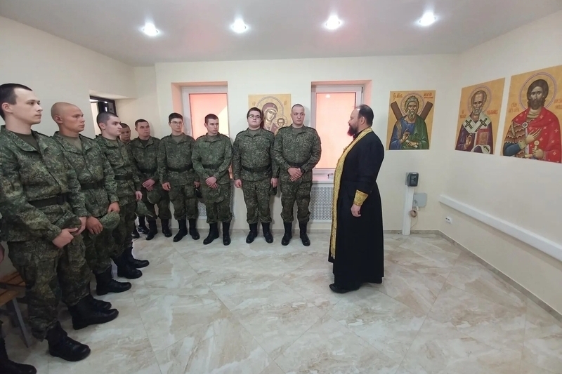 Председатель епархиального отдела по взаимодействию с Вооруженными силами совершил молебен для призывников на областном призывном пункте