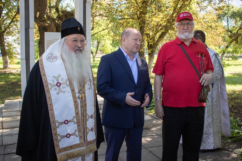 Владыка Тихон совершил заупокойную литию у мемориального знака в память о героях Первой мировой войны