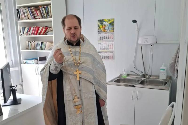 Настоятель Свято-Никольского храма освятил фельдшерско-акушерский пункт 