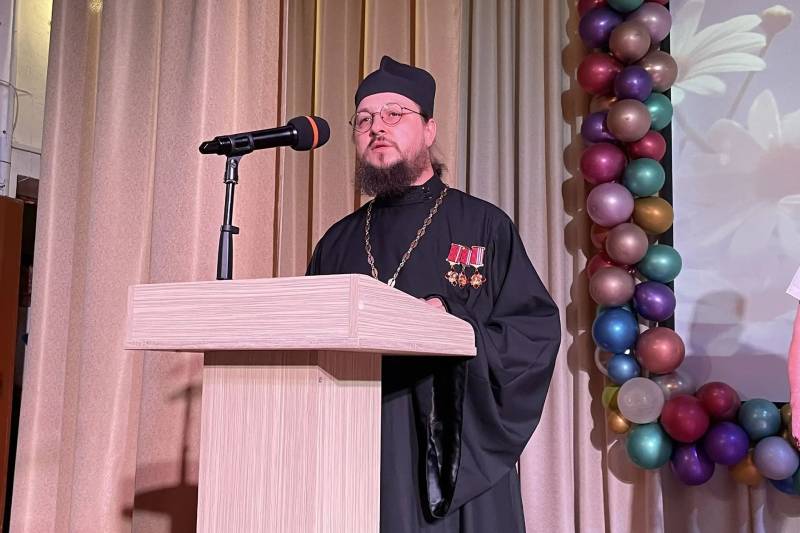 Благочинный храмов Нарышкинско-Знаменского округа принял участие в праздничном мероприятии Благочинный храмов Нарышкинско-Знаменского округа принял участие в праздничном мероприятии