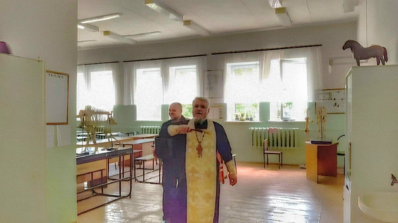 Клирик Иверского храма освятил учебные заведения города Орла Клирик Иверского храма освятил учебные заведения города Орла
