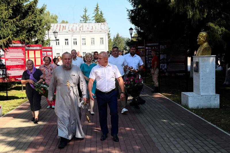 В Кромах почтили память воинов, освободивших поселок от немецко-фашистских захватчиков
