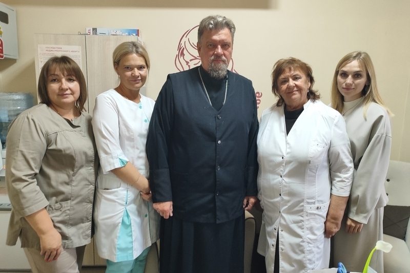 Орловский священник встретился с сотрудниками и пациентками женской консультации