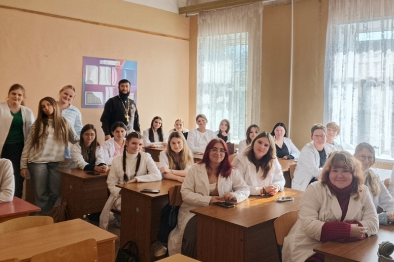 Настоятель Покровского храма города Мценска встретился с первокурсниками медицинского колледжа Настоятель Покровского храма города Мценска встретился с первокурсниками медицинского колледжа
