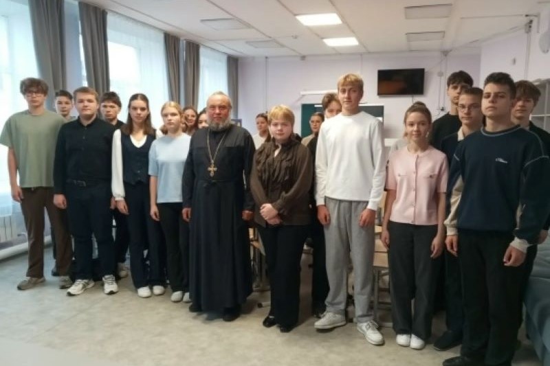 Благочинный Троснянско-Кромского округа поговорил со школьниками о «Героях нашего времени»