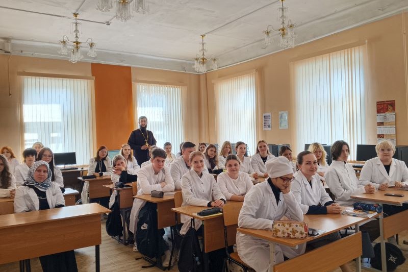 Мценский священник поговорил со студентами медицинского колледжа