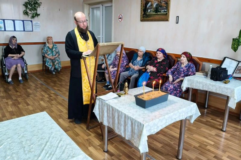 Мценский священник посетил пожилых подопечных из дома-интерната Мценский священник посетил пожилых подопечных из дома-интерната