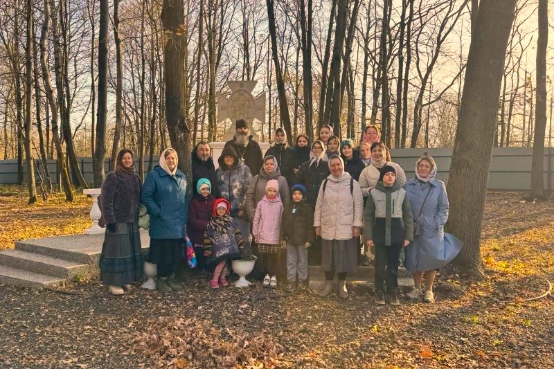 Приходская община Николо-Песковского храма посетила скит святых Новомучеников и исповедников Российских Приходская община Николо-Песковского храма посетила скит святых Новомучеников и исповедников Российских