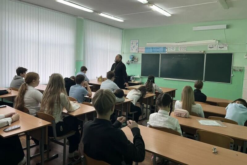 В орловской школе № 33 состоялась встреча со священником В орловской школе № 33 состоялась встреча со священником
